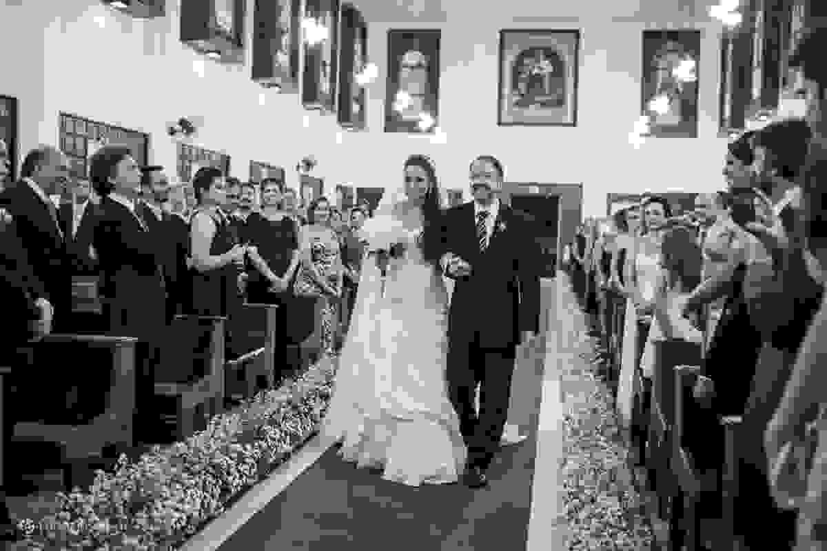 a noiva com o pai Marcos no corredor da igreja