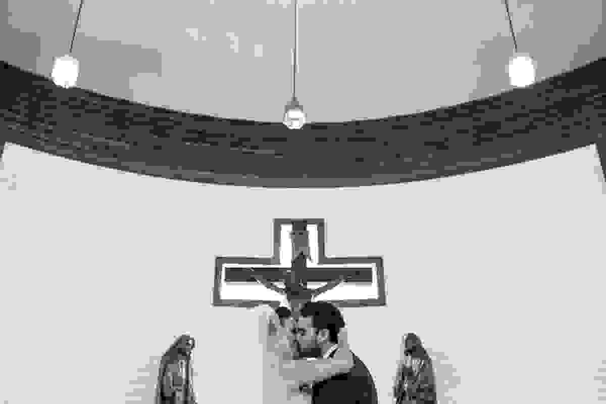 o primeiro beijo do casal no altar da capela