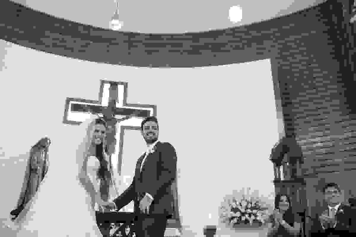 noivos felizes à espera das alianças de casamento
