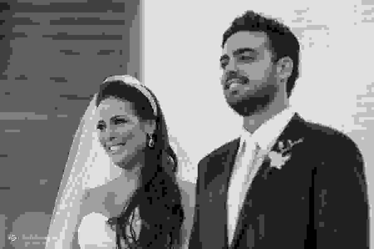 noiva emocionada na entrada de sua enteada na igreja
