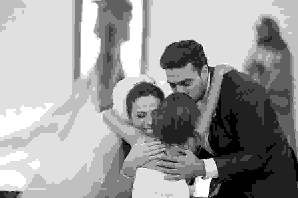 o abraço gostoso da daminha nos noivos
