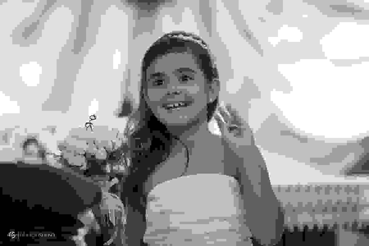 daminha linda sorridente com a aliança na mão