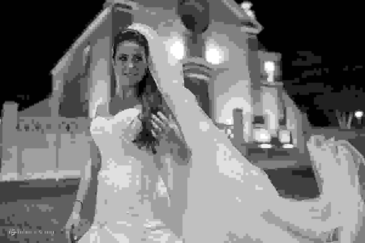 a linda noiva Andrea na frente da igreja de nossa senhora das necessidades em santo antonio de lisboa
