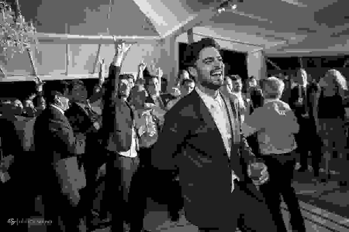 noivo sorridente jogando a caixa de whisky
