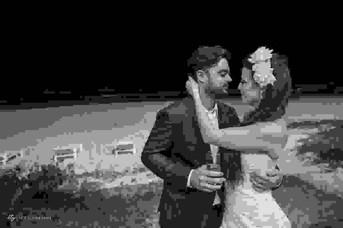 o último beijo do casal à beira do mar na praia Brava em Floripa