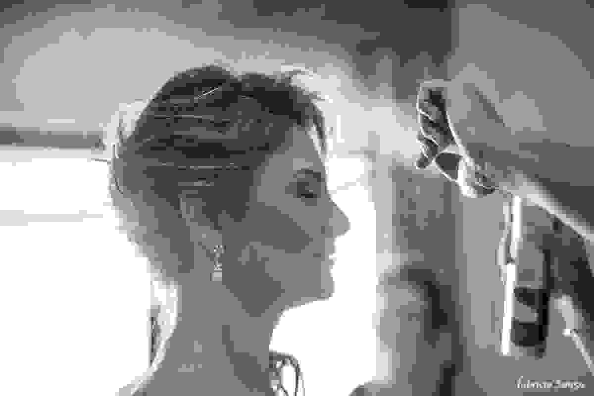 spray no cabelo no making of da noiva Viviane