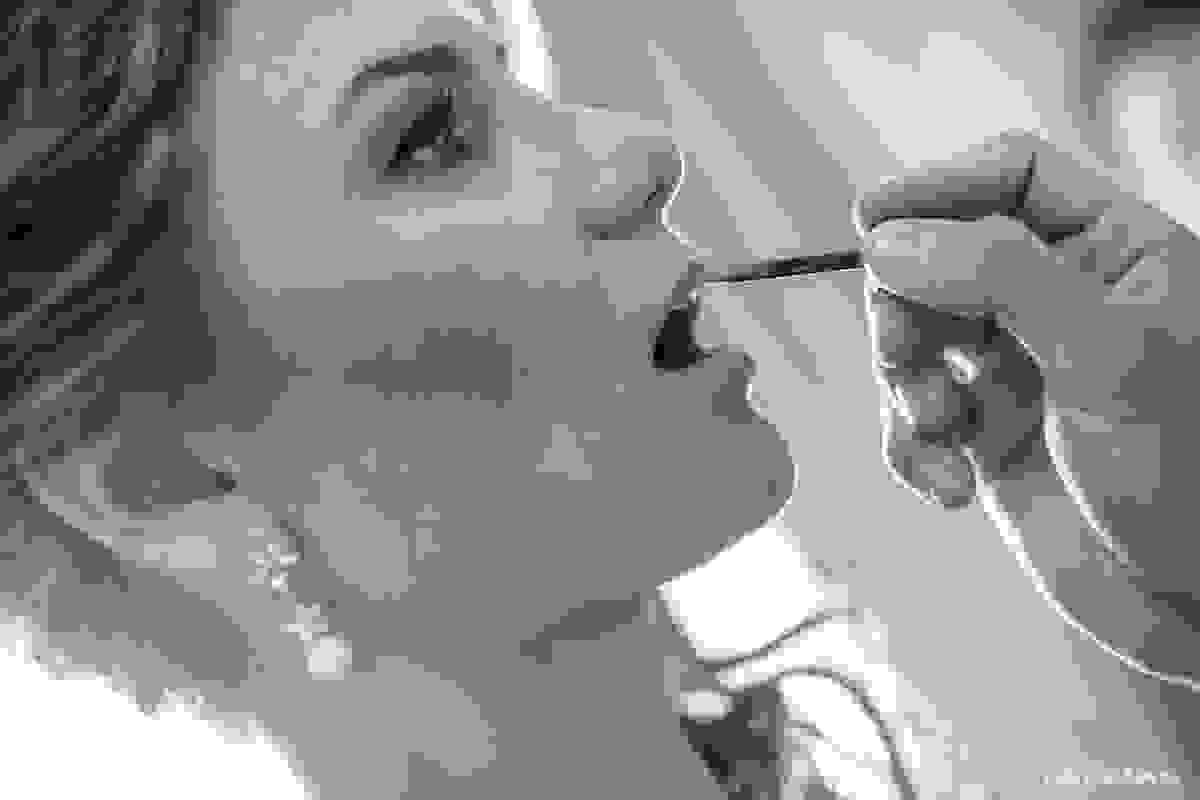 noiva passando batom no making of do casamento