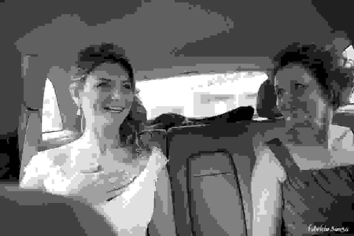 noiva ansiosa no carro indo para a recepção