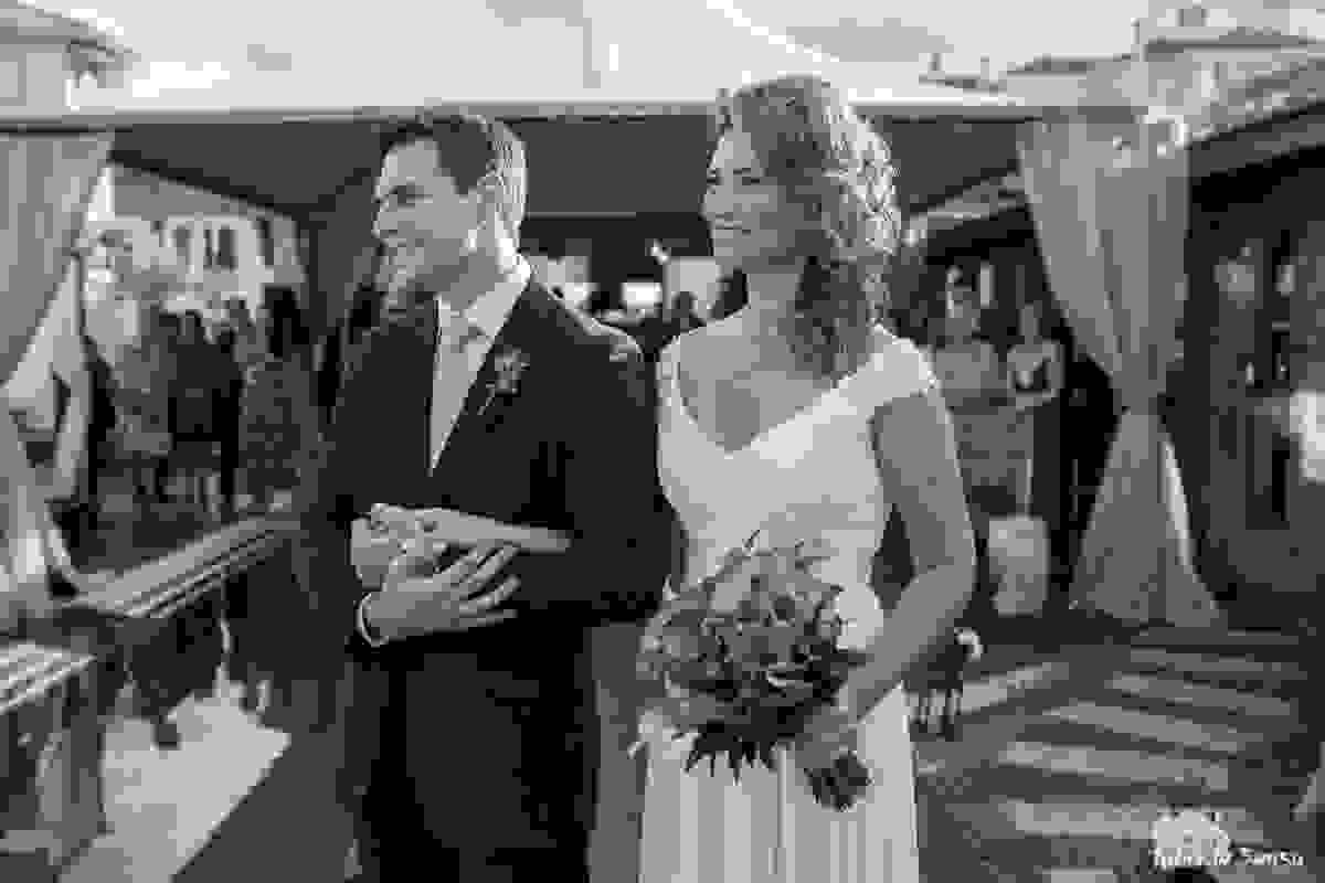 noivos emocionados no casamento
