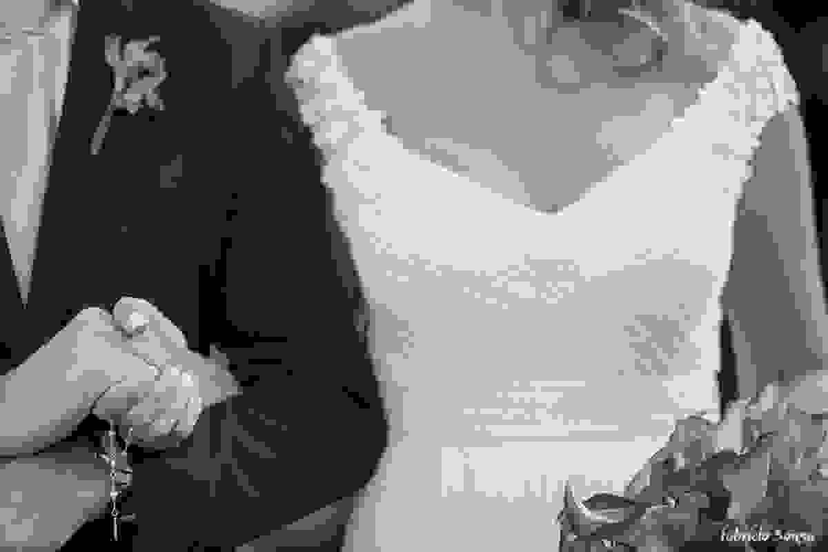 o detalhe dos noivos e do bouquet