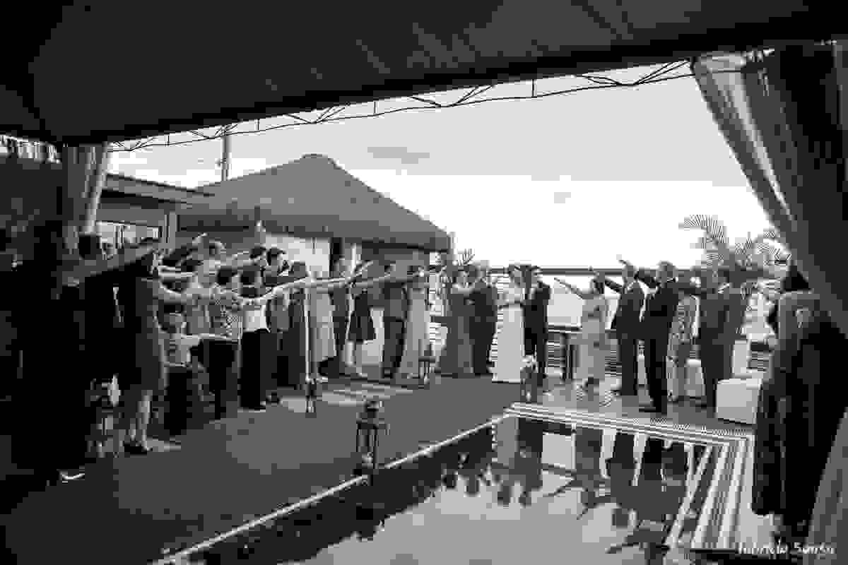 a benção de todos os convidados à beira da piscina