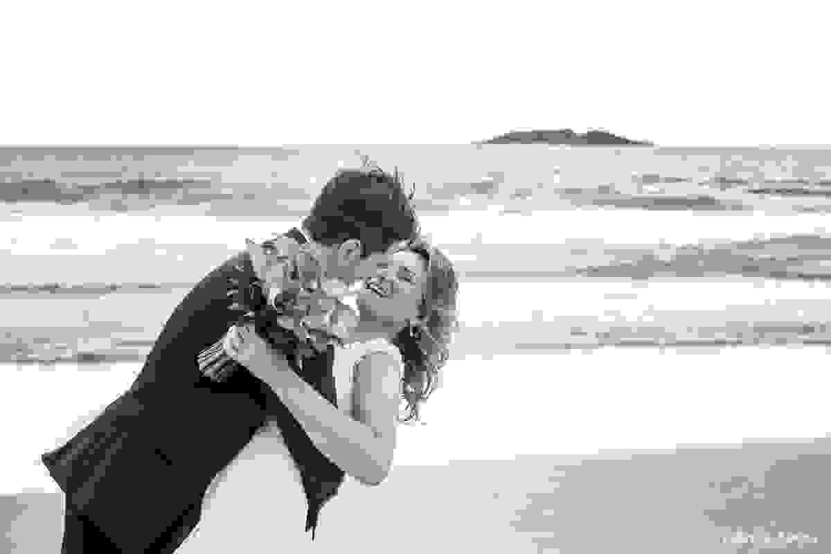 o beijo cambre na beira da praia