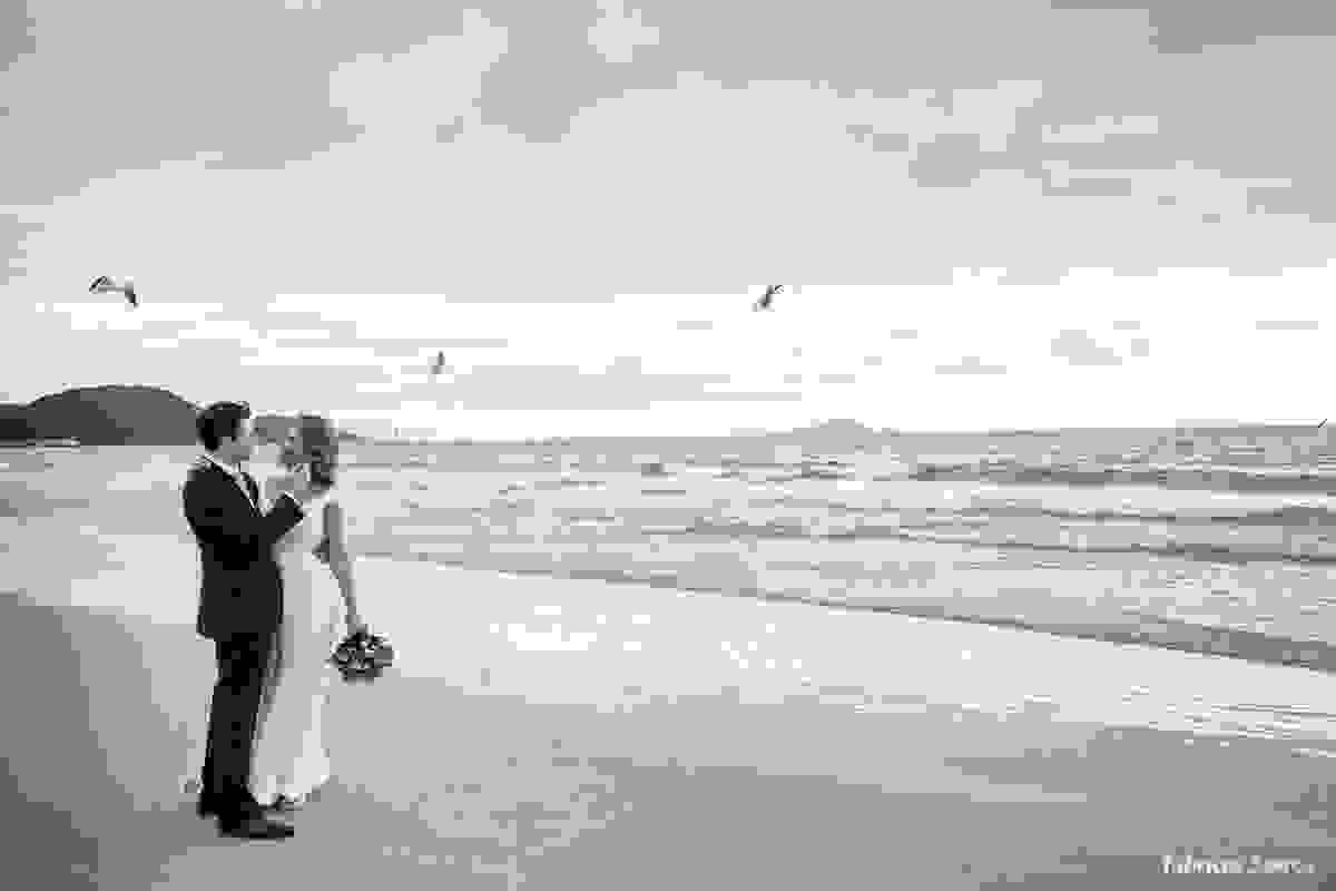 troca de olhares do casal após o casamento na praia dos Ingleses em Floripa