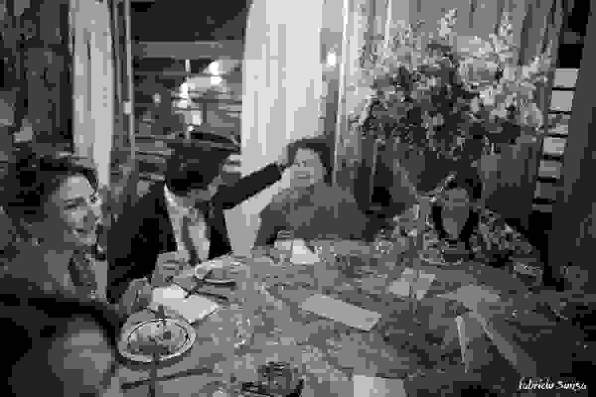 noivo acaricia sua mãe durante o jantar de casamento