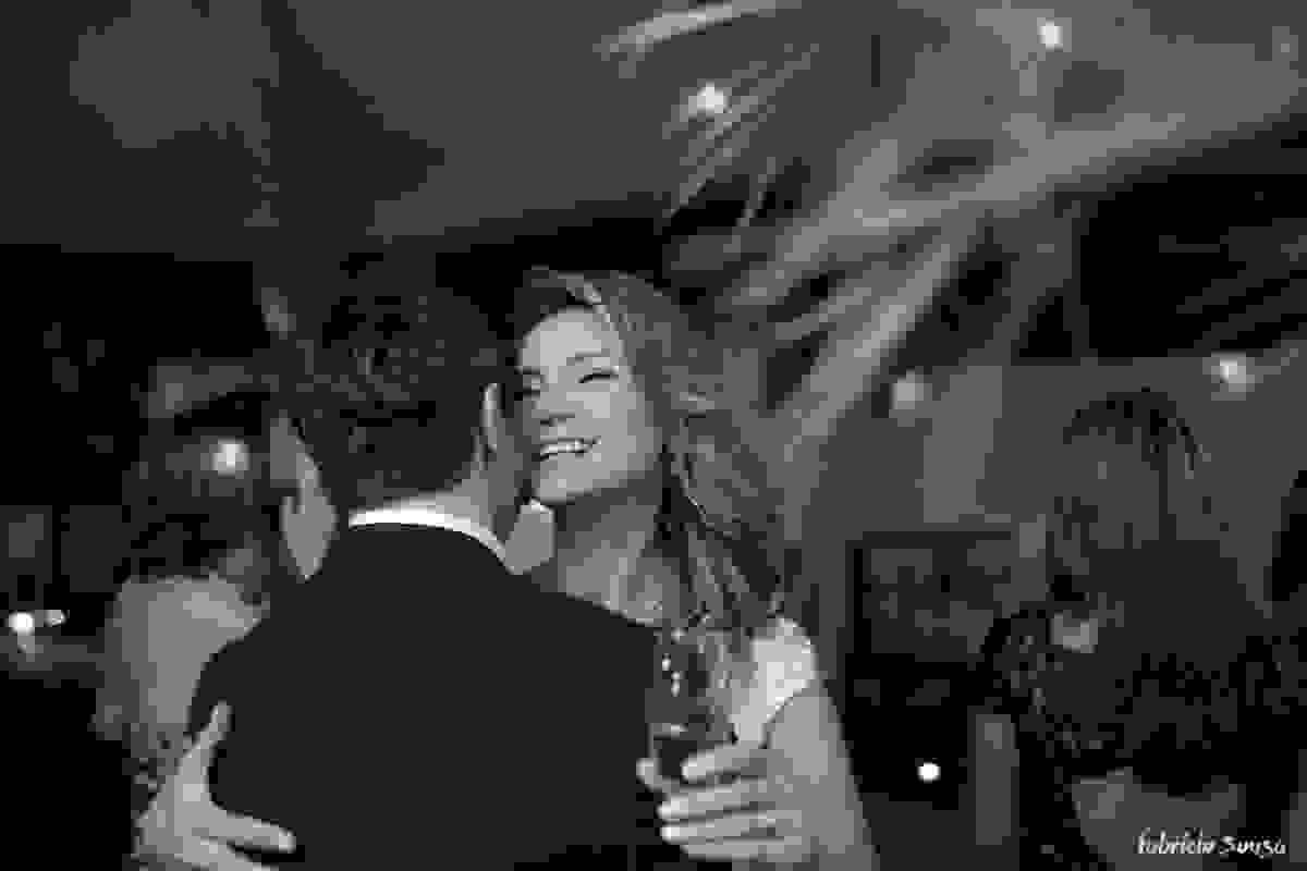 noiva sorridente tomando champagne e dançando na pista