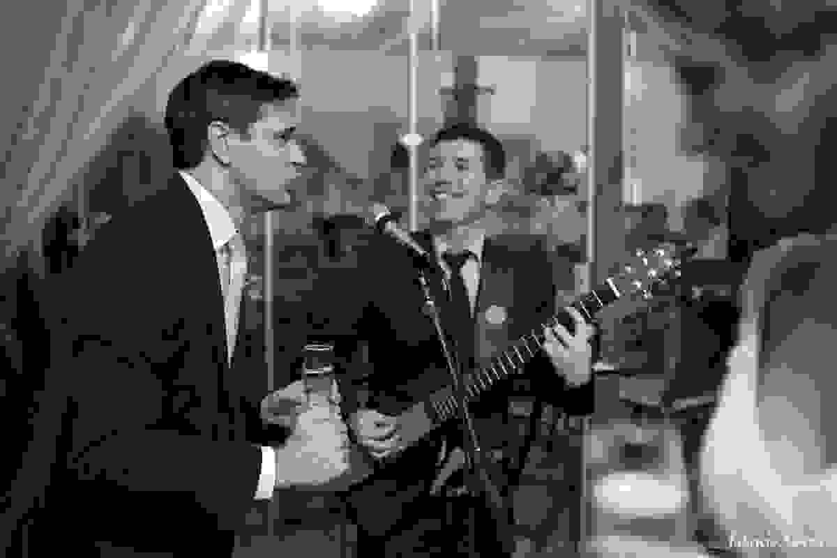 noivo cantando na sua festa de casamento