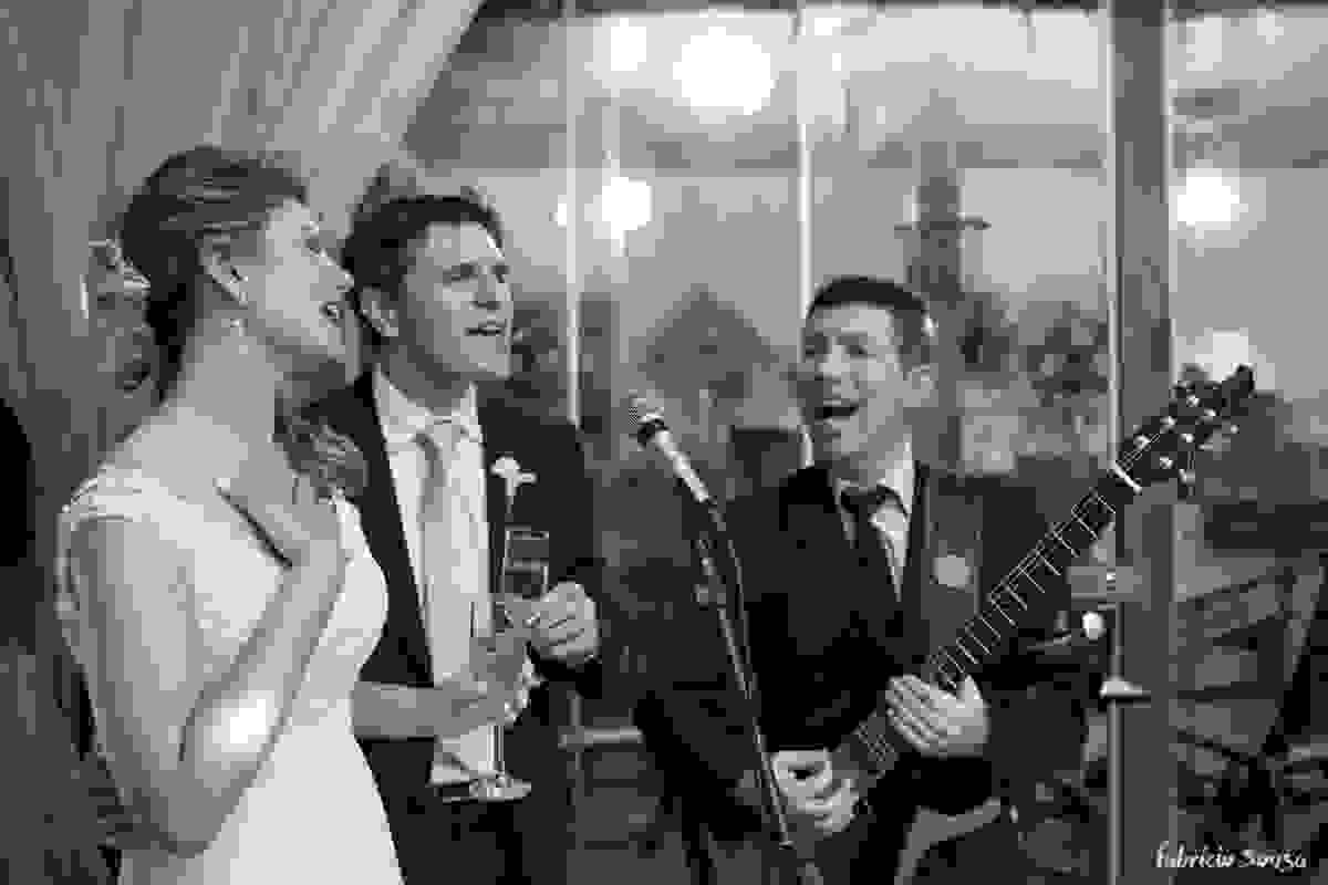 noivos cantando juntos na festa