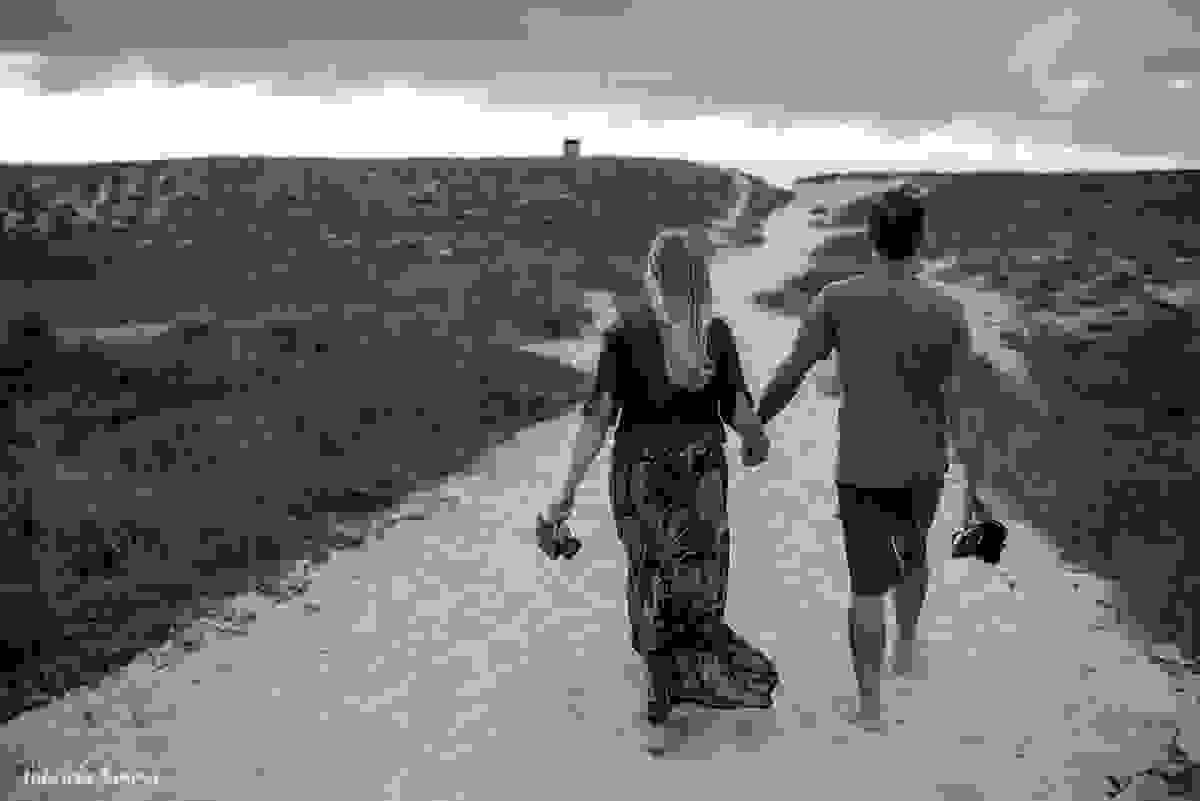 casal descalço a caminho da praia do Campeche - Pico da Cruz