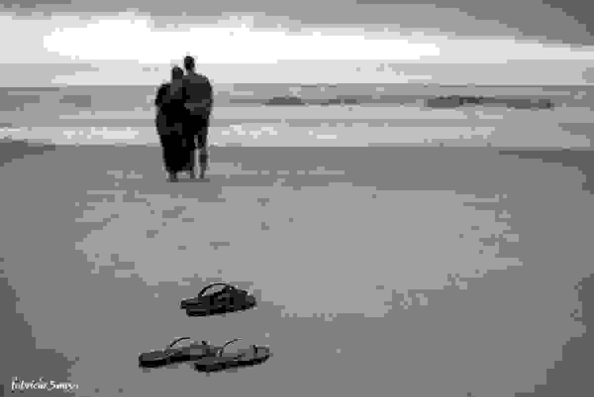 descalços na praia no ensaio pre-wedding ao nascer do sol