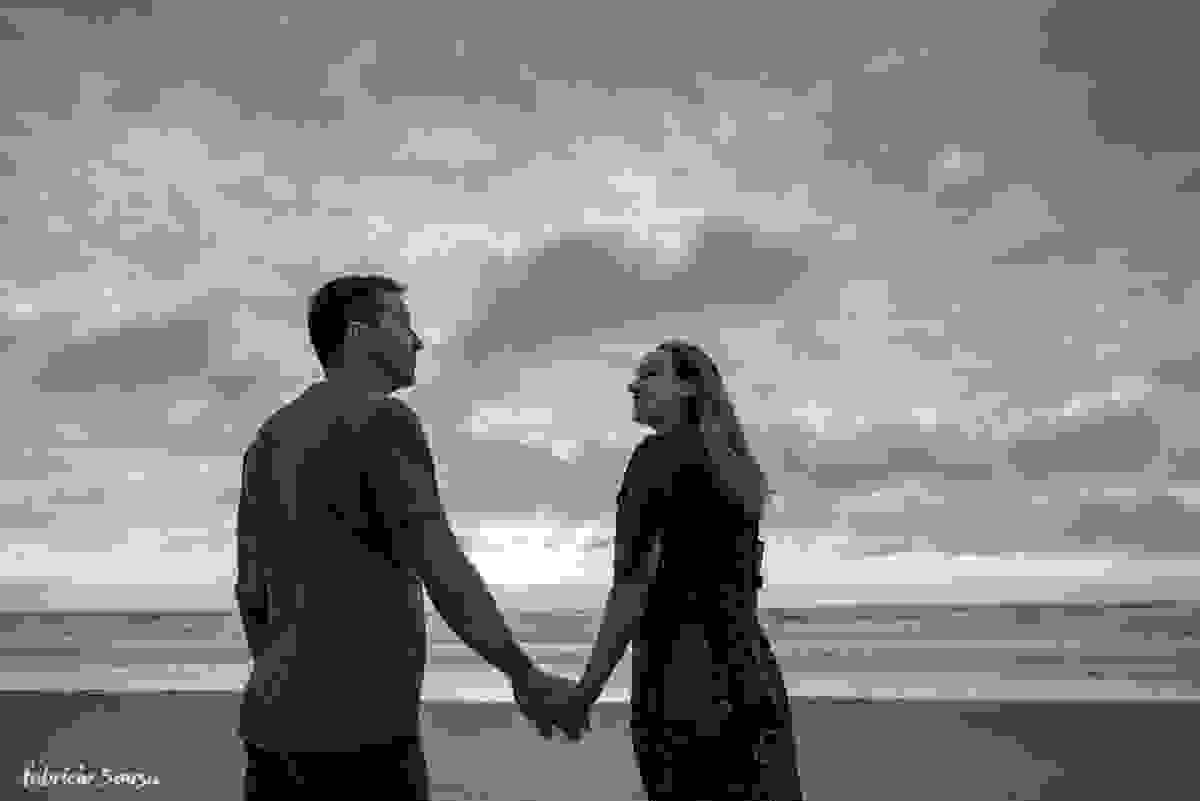 noivos de mãos dadas no ensaio pre-casamento na praia do Campeche
