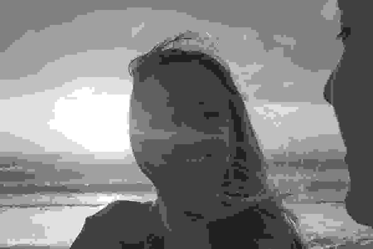 noiva sorridente em contraluz ao sol