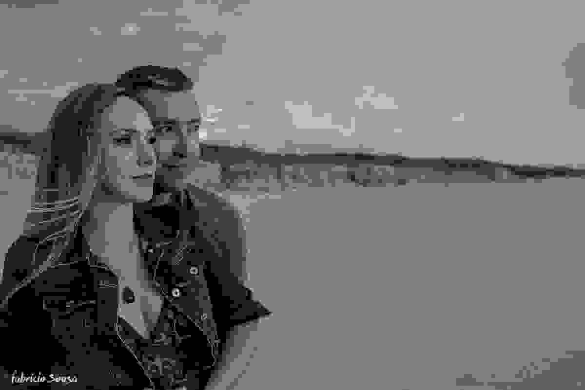 casal olhando o mar em Florianopolis