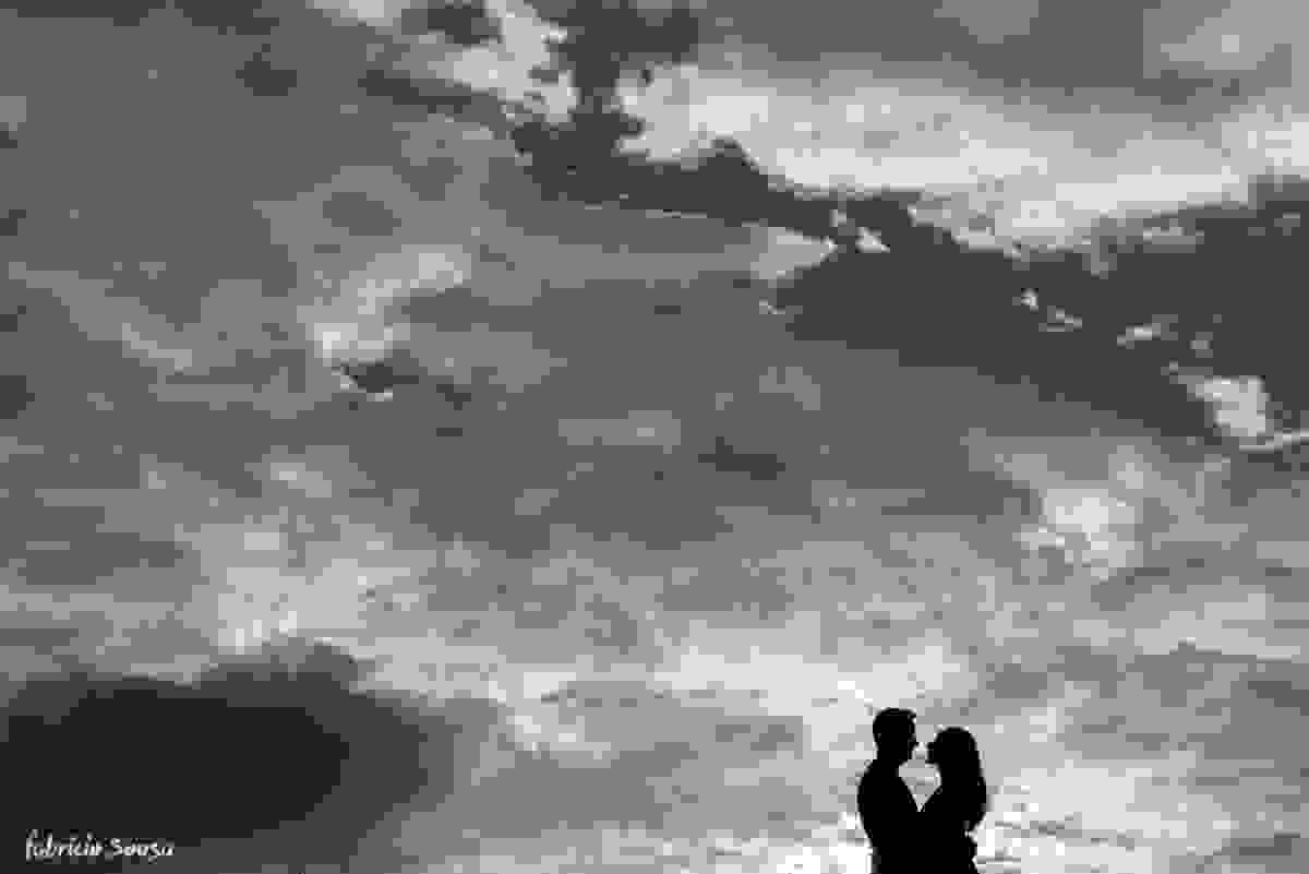 silhueta do casal quase se beijando com céu nebuloso