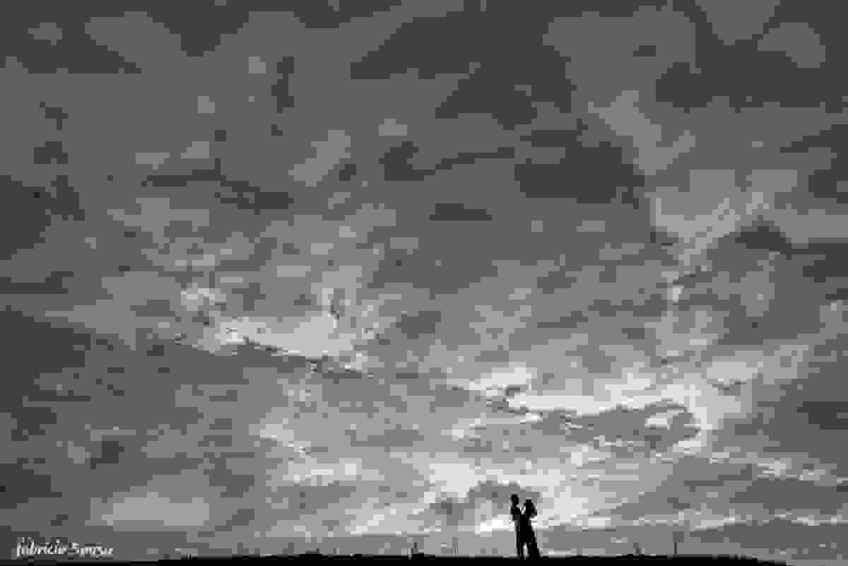 silhueta minimalista do casal no céu nebuloso de manhã cedo