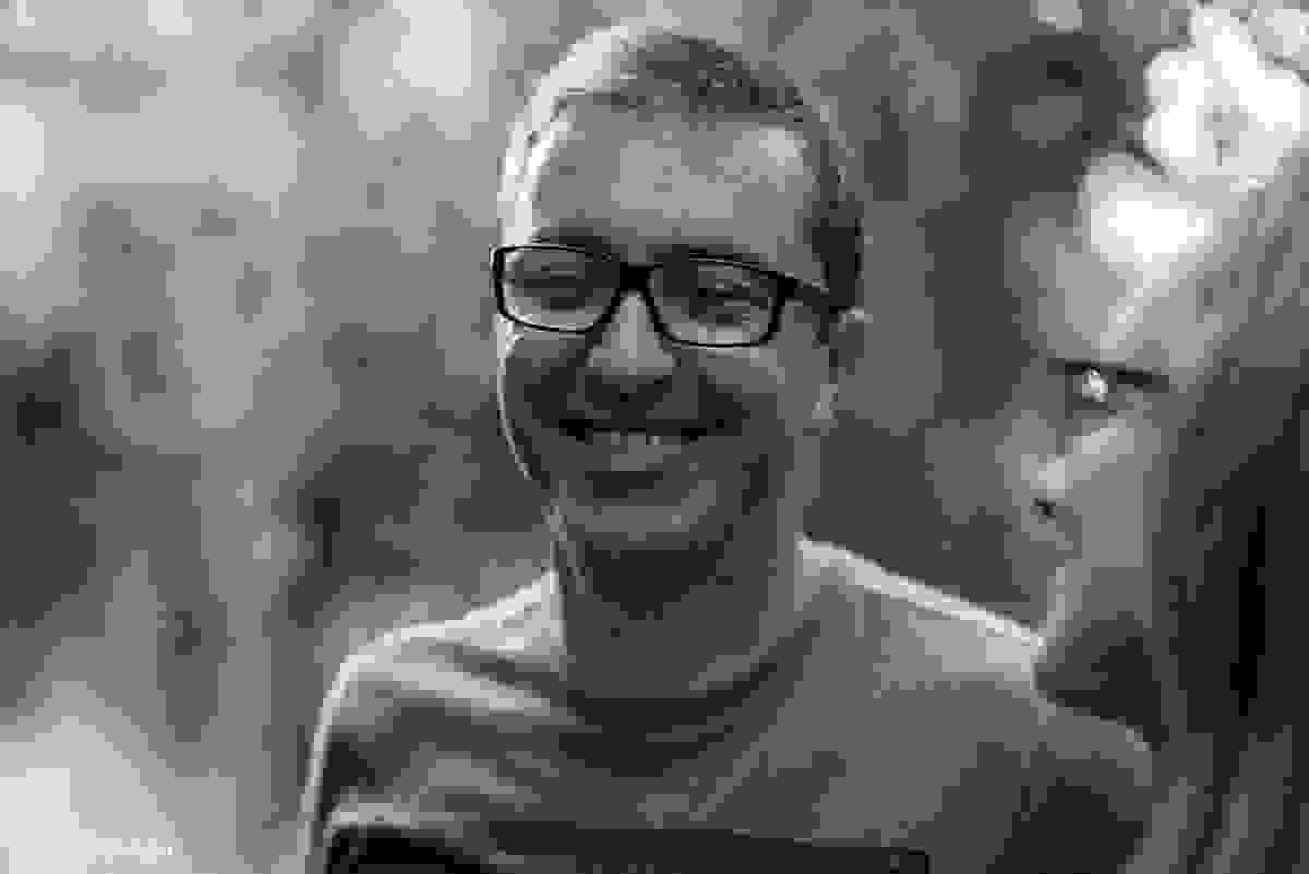 noivo sorrindo tímido de óculos