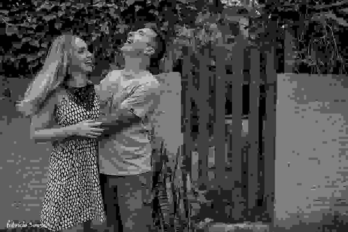 muitas risadas no ensaio pre-wedding em frente ao muro laranja e cerca azul