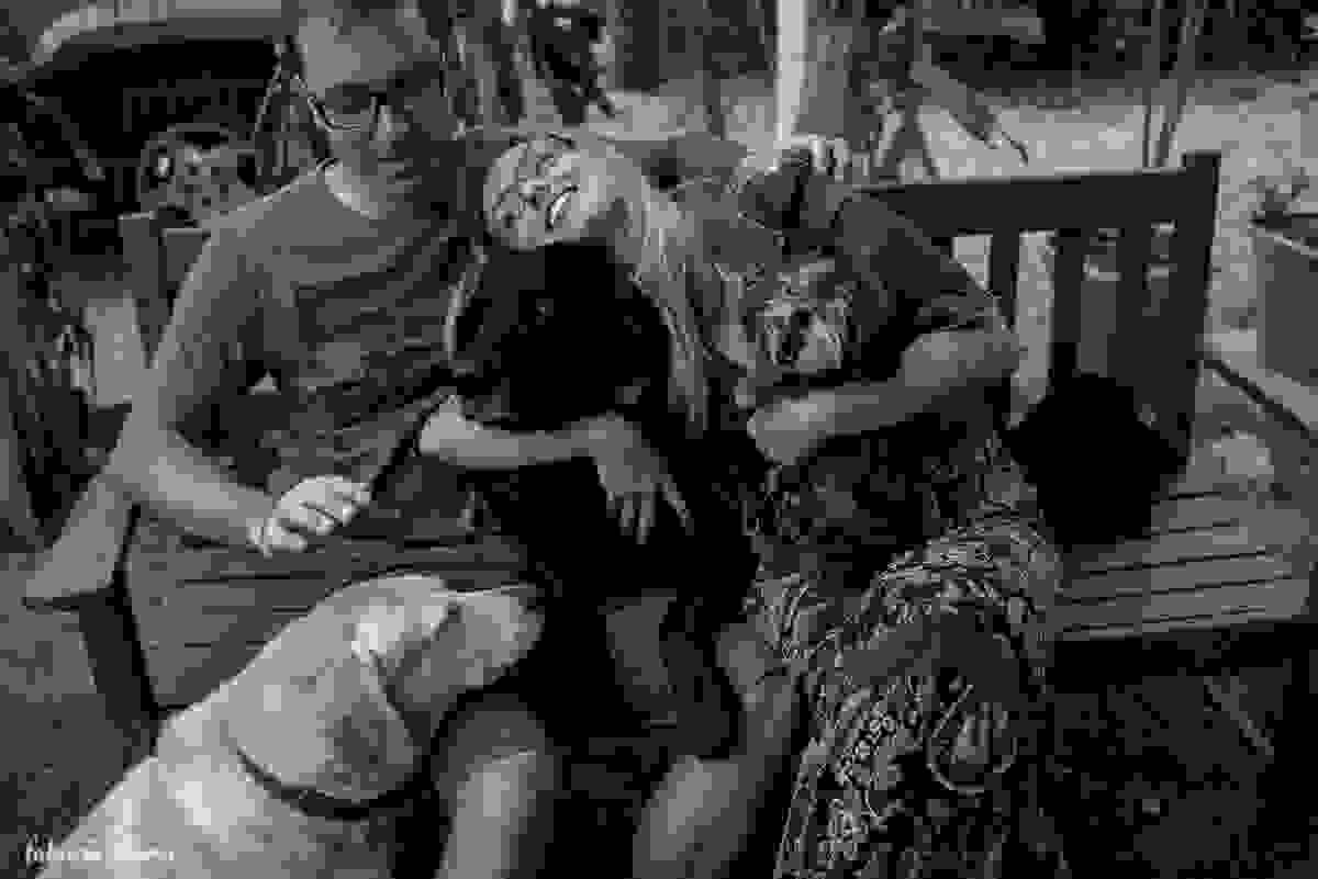 chamego com a cachorrada no banco do pátio