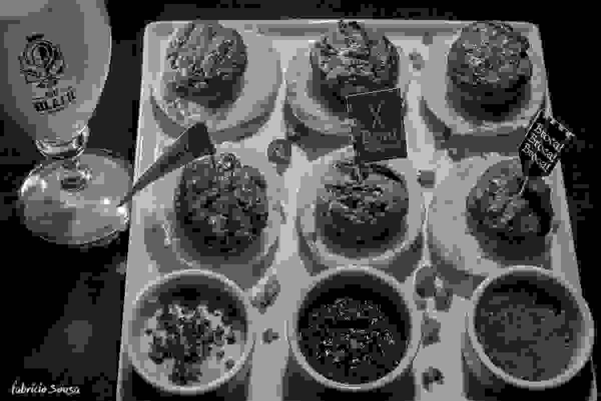 os mini-hamburguers acompanhados da cerveja artesanal produzida na casa