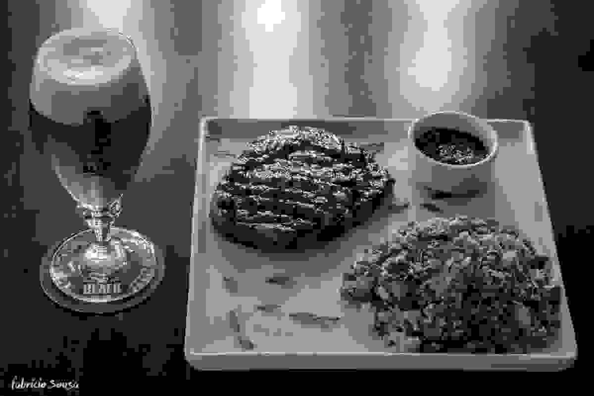 a cerveja viena produzida na micro-cervejaria acompanha a carne