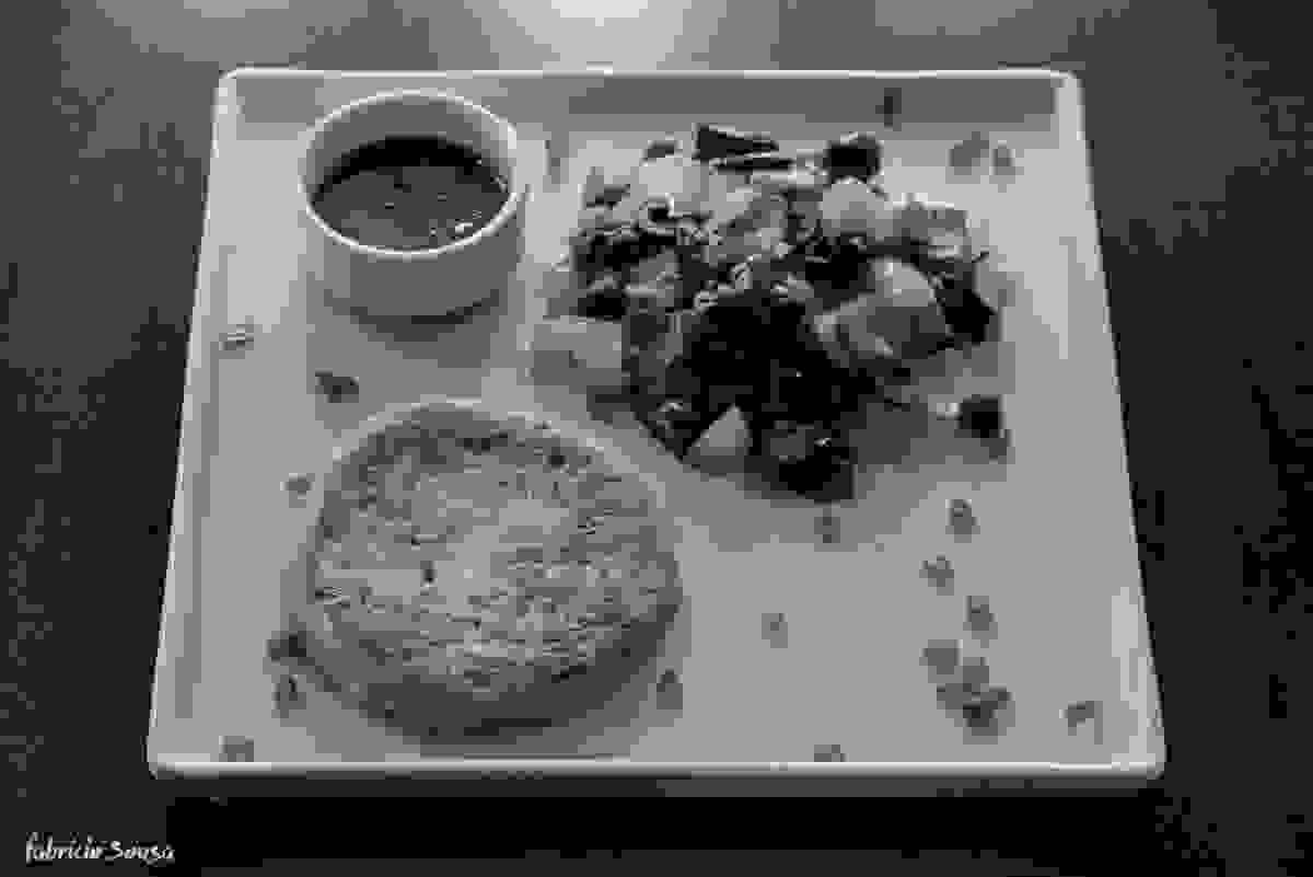 hamburguer de grão de bico acompanhado com caponata é uma das opções vegetarianas / veganas da cozinha do bar