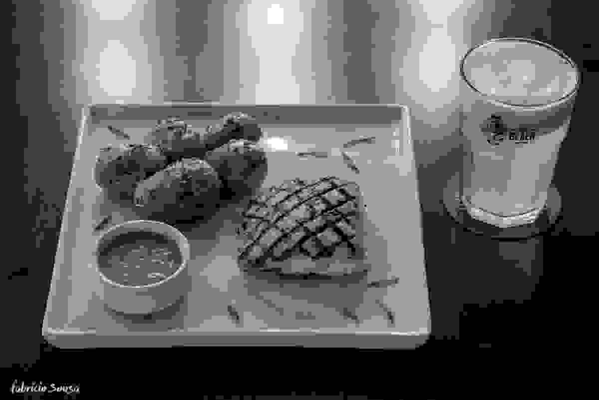 filé de filhote, pimenta de cheiro no tucupí e batatas rústicas acompanhadas de cerveja de trigo witbier