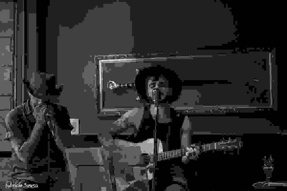 Renan Chady tocando blues e folk na noite paraense dentro do pub medieval
