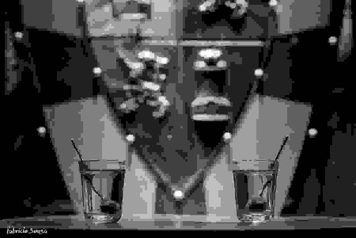 infusão de jambu na cachaça com escudo medieval de fundo