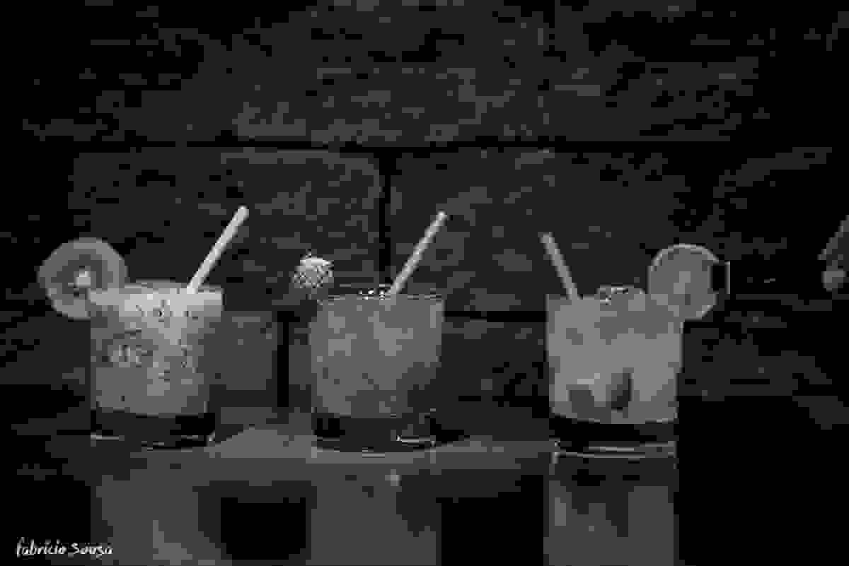 caipirinhas de kiwi, morango e limão feitas no sir black brewpub