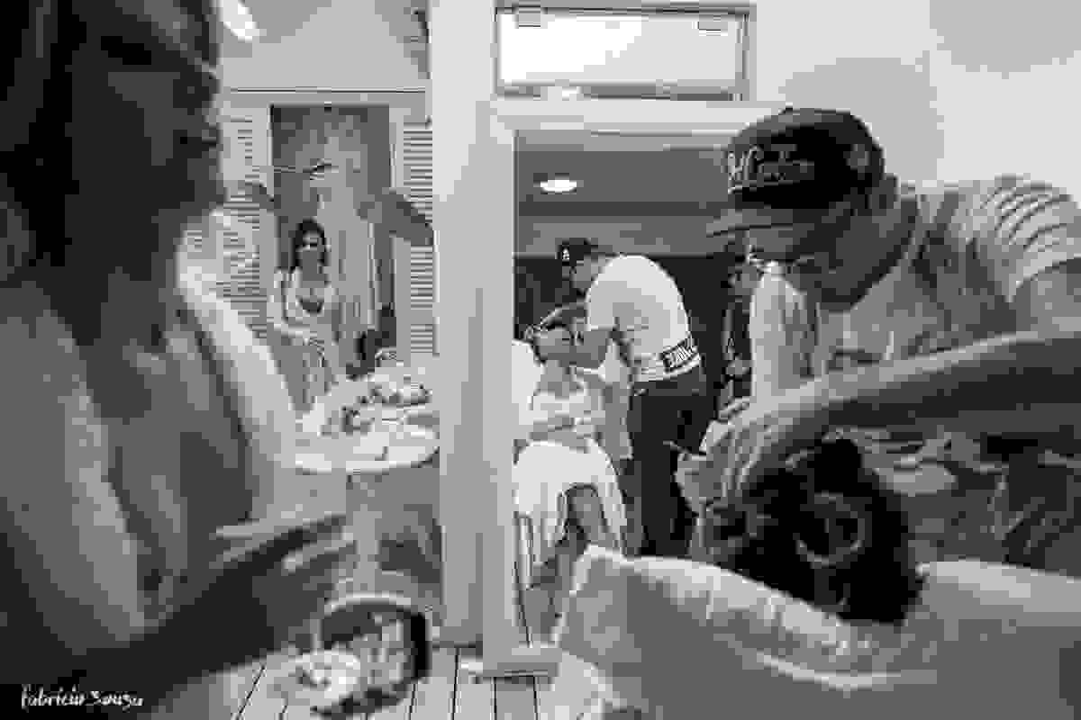 Adriano Hargan maquiando Alice Matos no seu casamento