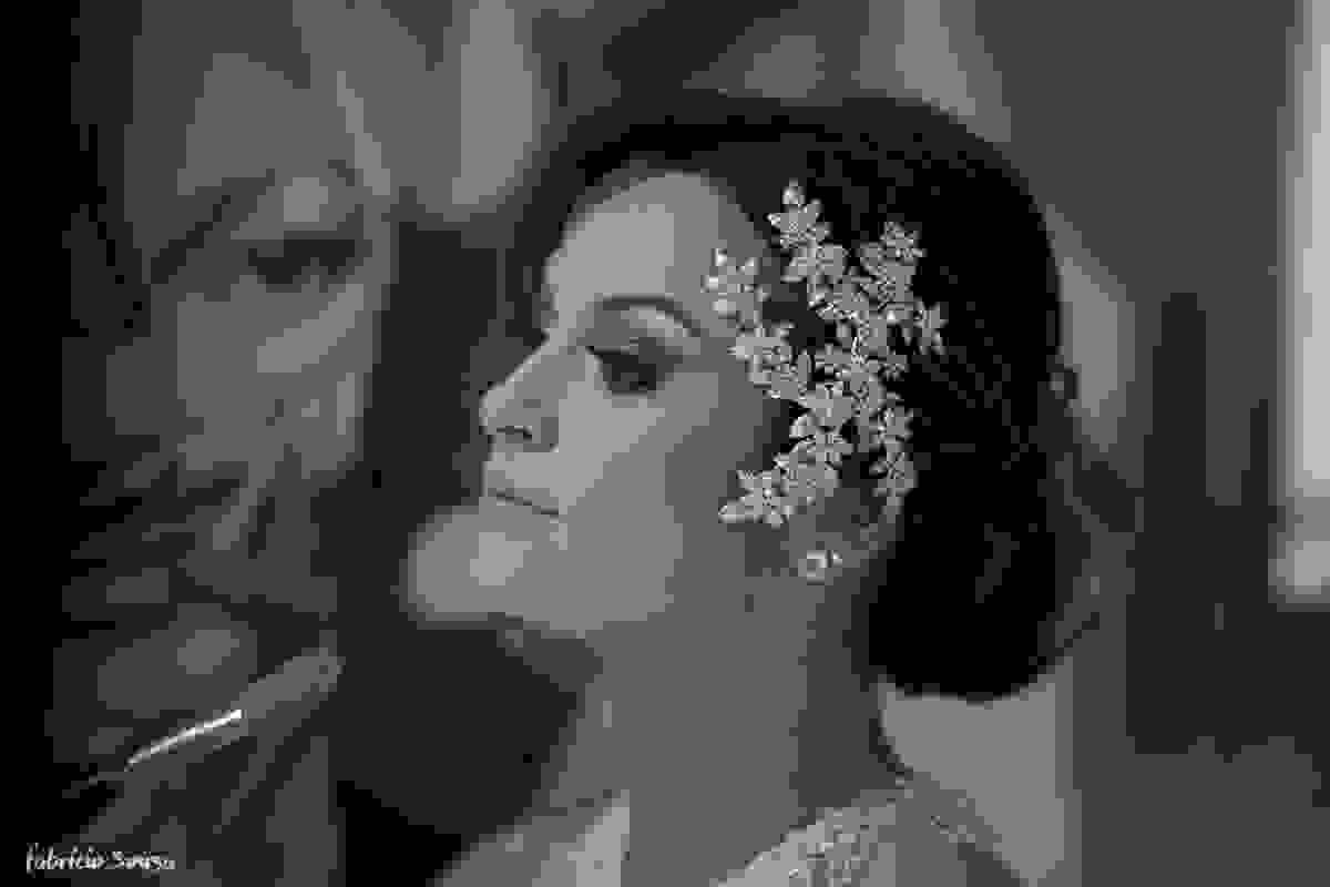 a bela Alice Matos sendo maquiada por Adriano Hargan no dia do seu casamento