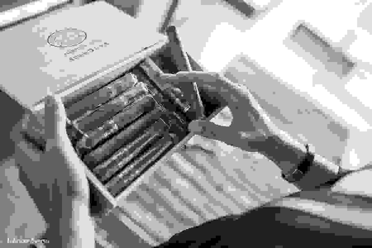 noivo pegando seu charuto cubano no making of