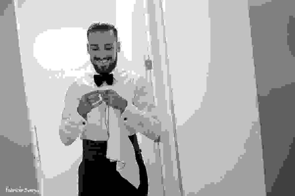 noivo tatuado sorrindo no seu making of