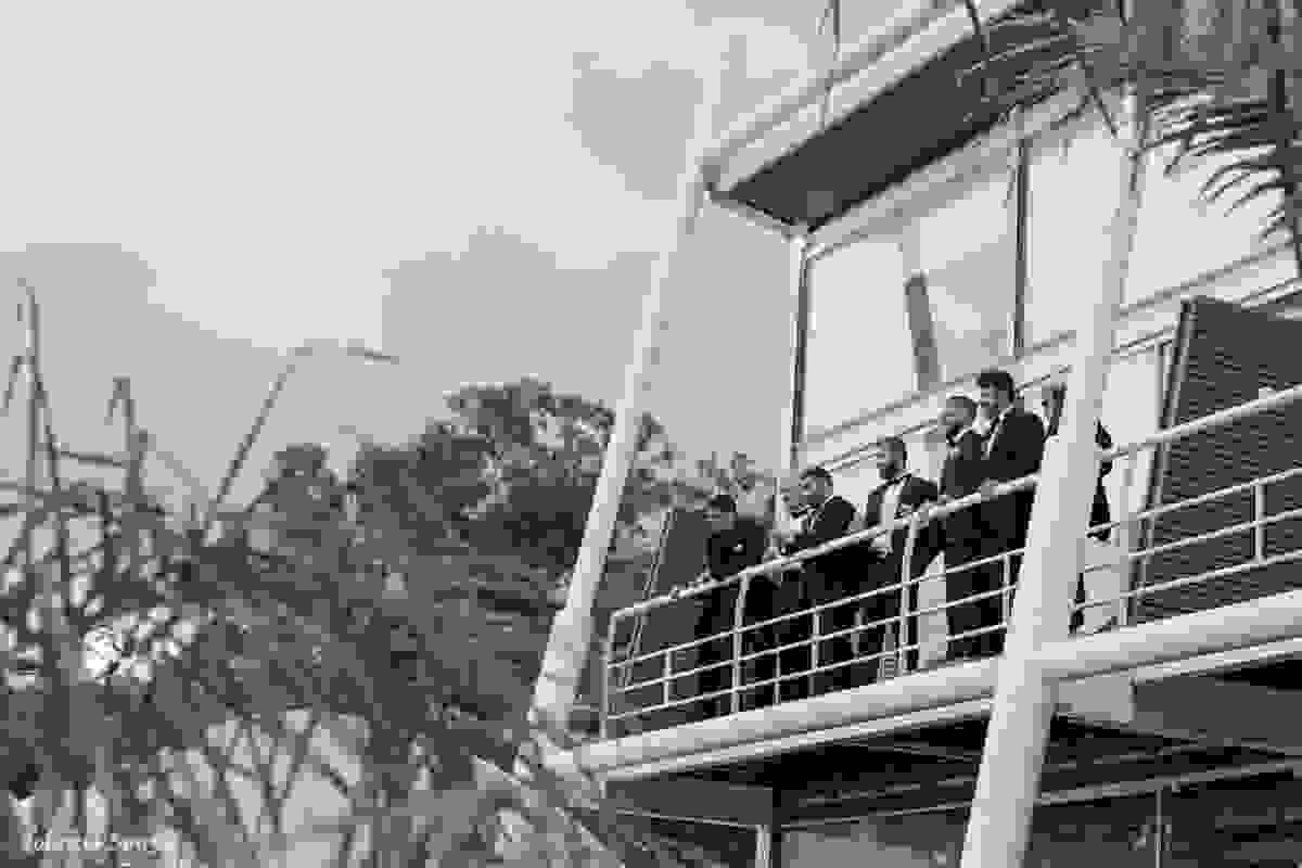 noivo e padrinhos na sacada da suite do Parador do Estaleiro