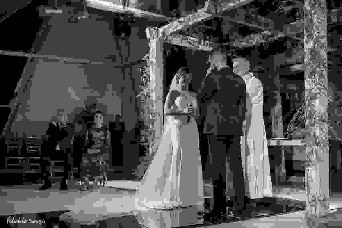 noiva termina seus votos e noivo se emociona no altar com celebração do Padre Prim