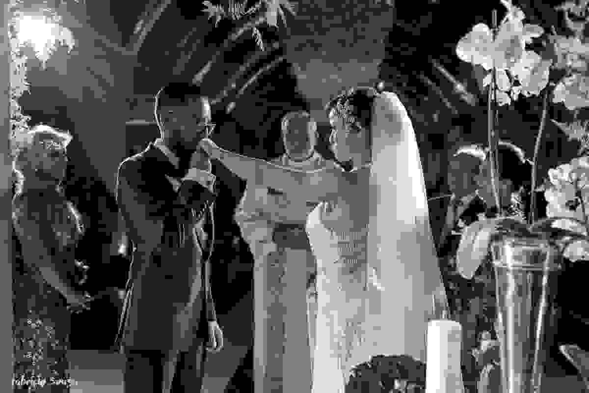 Giulliano beija a mão de sua amada Alice Matos