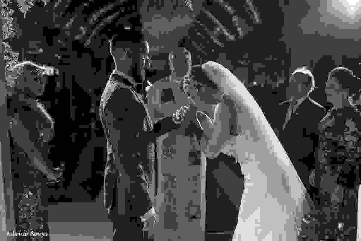 noiva Alice Matos beija a mão de seu marido Giulliano Puga