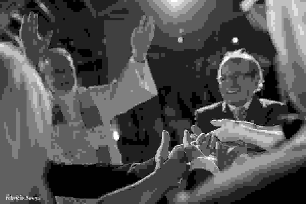 pais felizes na celebração do casamento dos filhos