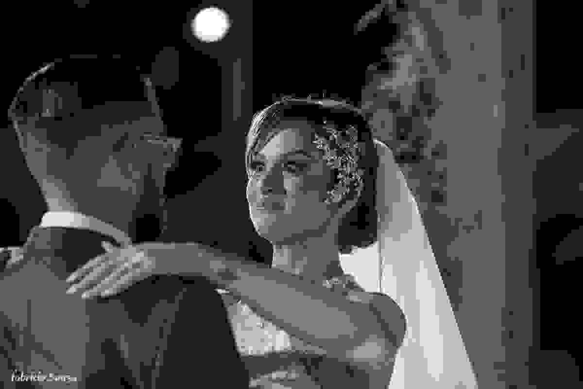noiva Alice arregala os olhos momentos antes do tão esperado beijo do casal