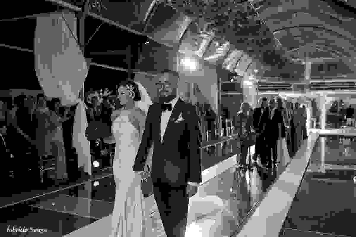 noivos recem-casados na saída da cerimônia