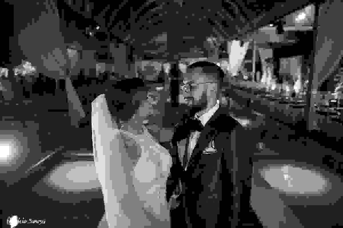 troca de olhares dos noivos com belíssima decoração de casamento no hotel Parador do Estaleiro em Balneário Camboriú